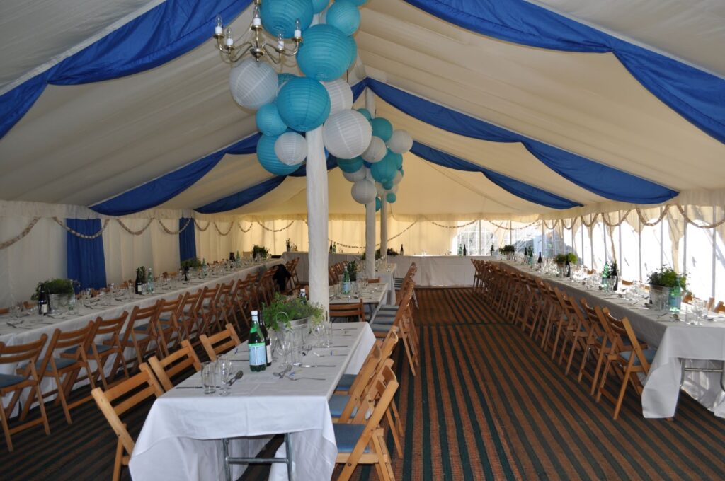 What size tent do I need for 50 guests.